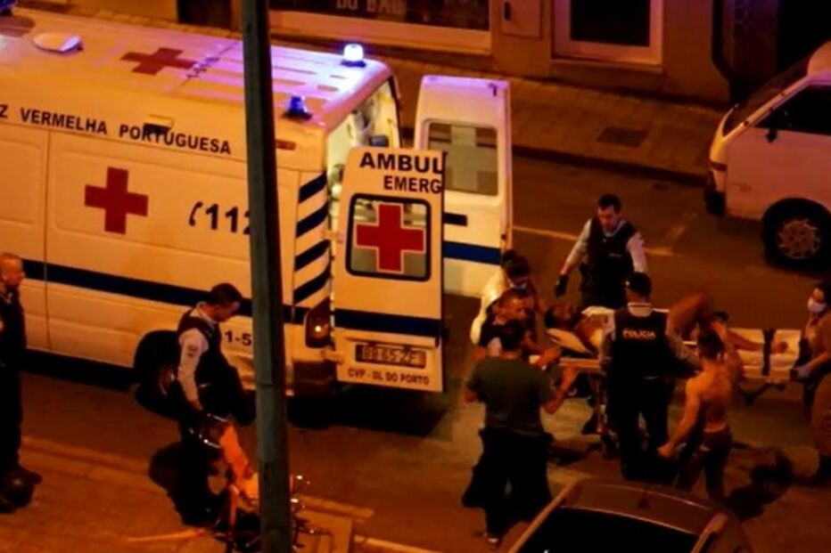 Ferido transportado para a ambulância após tiroteio em bar do Porto