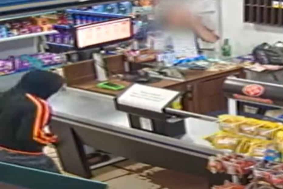 Funcionária de loja expulsa ladrão à vassourada e evita assalto 