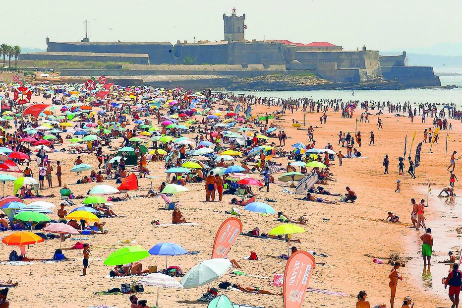 Milhares correm às praias para enfrentar o calor tórrido 