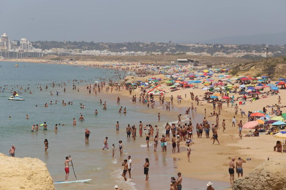 Altas temperaturas ajudam à retoma do turismo na região do Algarve 
