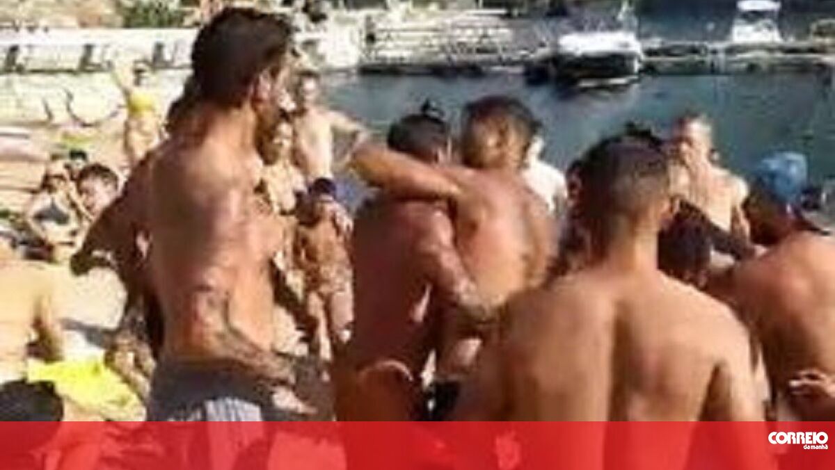 Lifeguards and bathers were attacked on a river beach in Marco de Canaveses.
