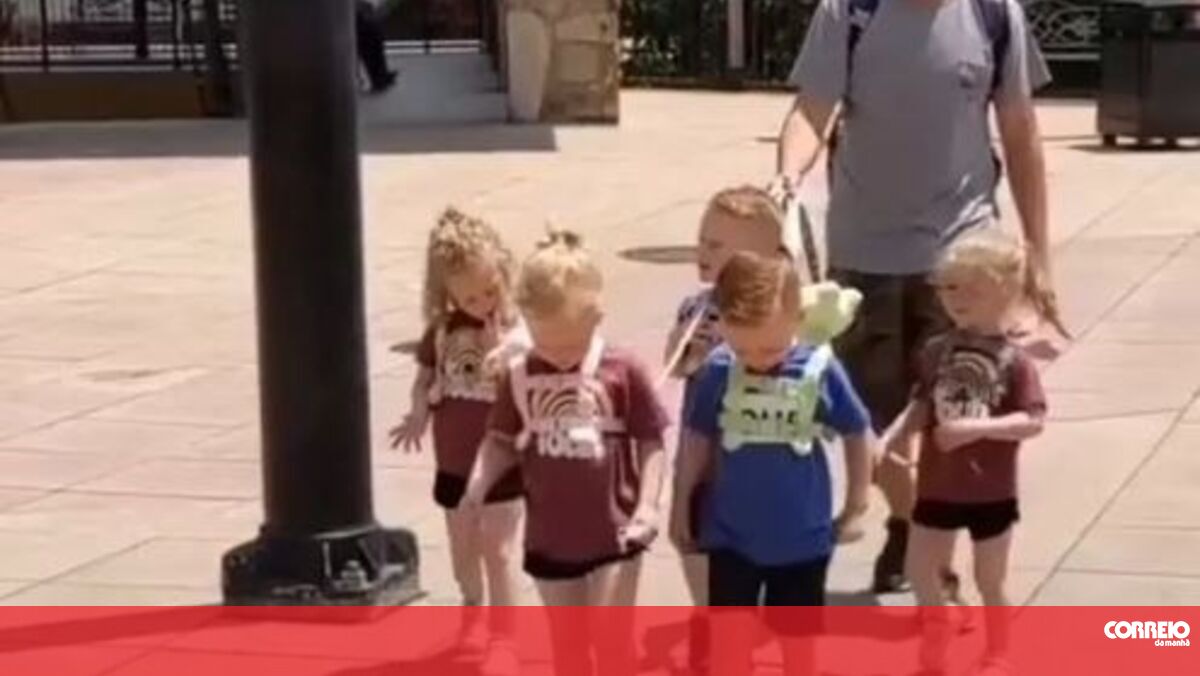 “They are not dogs”: the father of the five was criticized for walking with the children on a leash