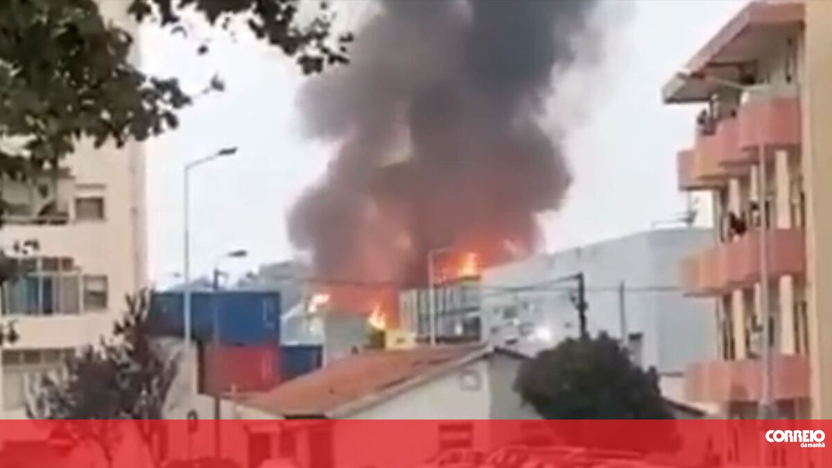 Swimming on the five beaches of Matosinhos is not recommended after the fire at the paint factory.