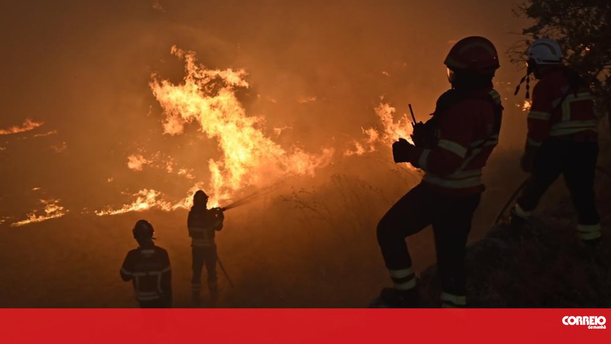 Governo sobe em 25% valor pago aos bombeiros que trabalharam durante a vaga de incêndios