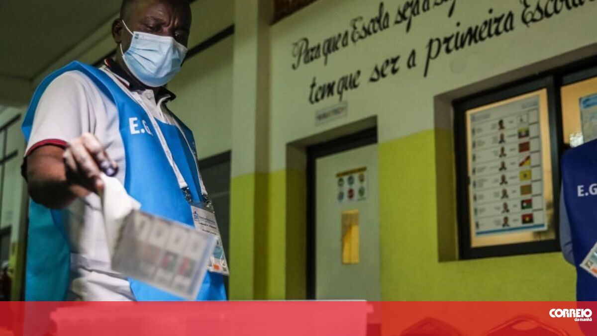 The counting of votes has already begun at meetings in the center of Luanda.