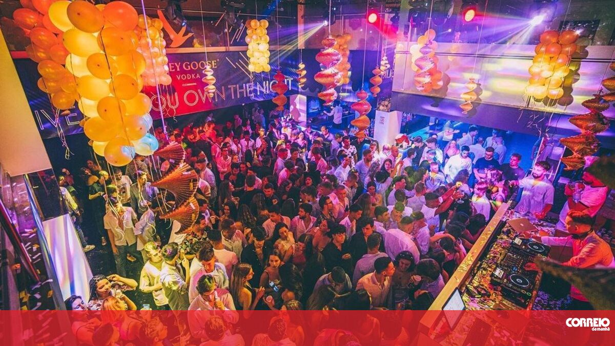 Two guards attacked two young women at the door of a discotheque in Povoa de Varzim.