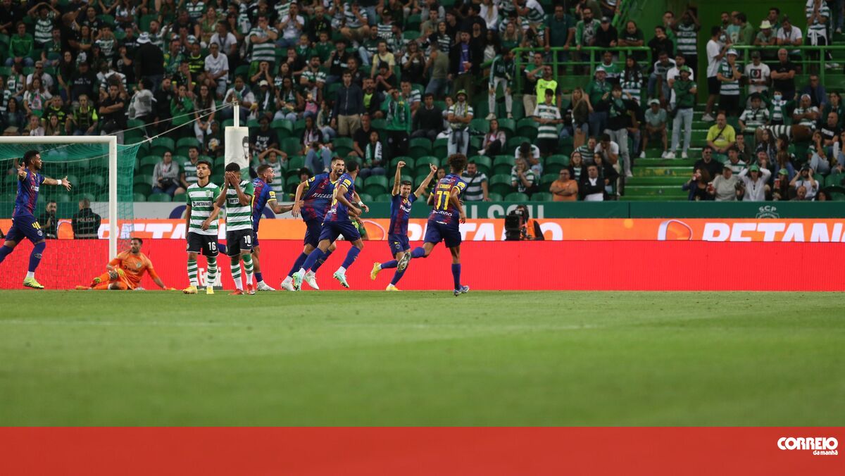 Desportivo de Chavez imposes a second defeat on Sporting CP in the I League match at the Alvalade stadium. Desportivo de Chavez imposes a second defeat on Sporting CP in the I League match at the Alvalade stadium.