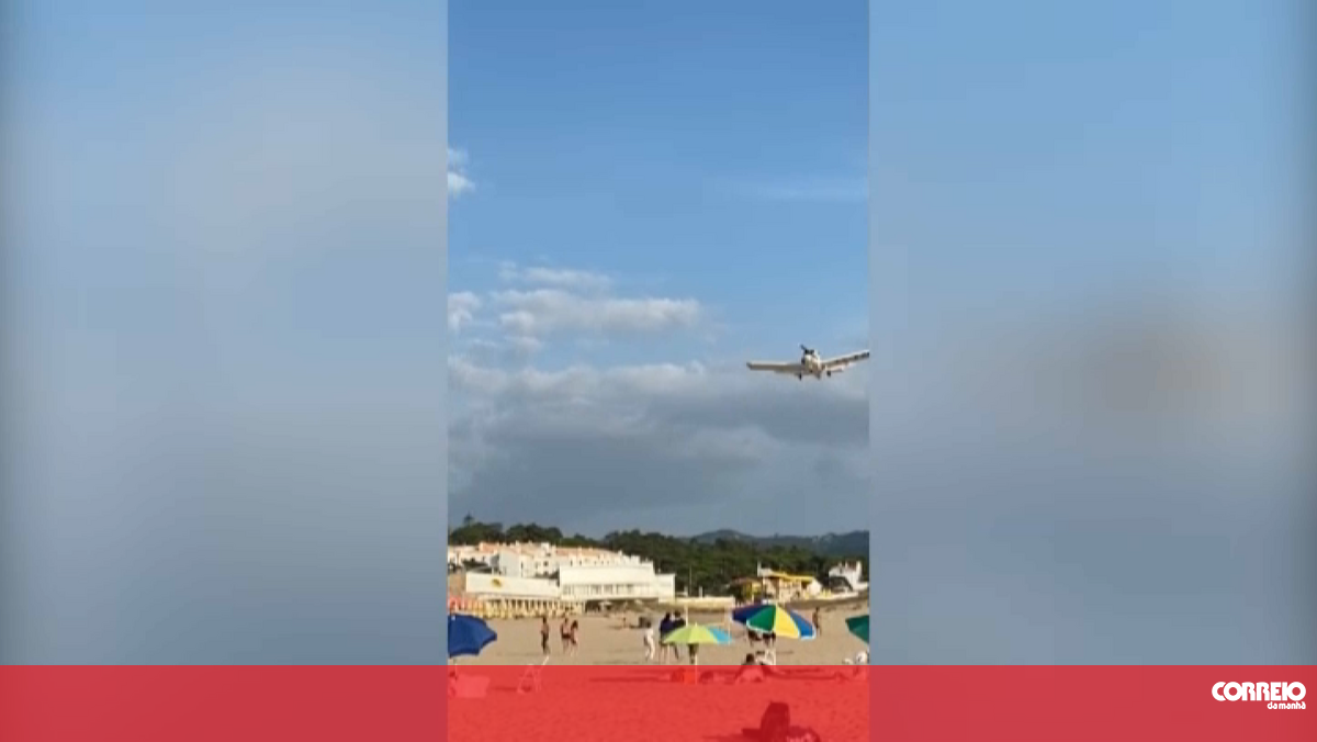 The man hit the ball on the plane, hit the wing and scared the swimmers in Praia das Masas