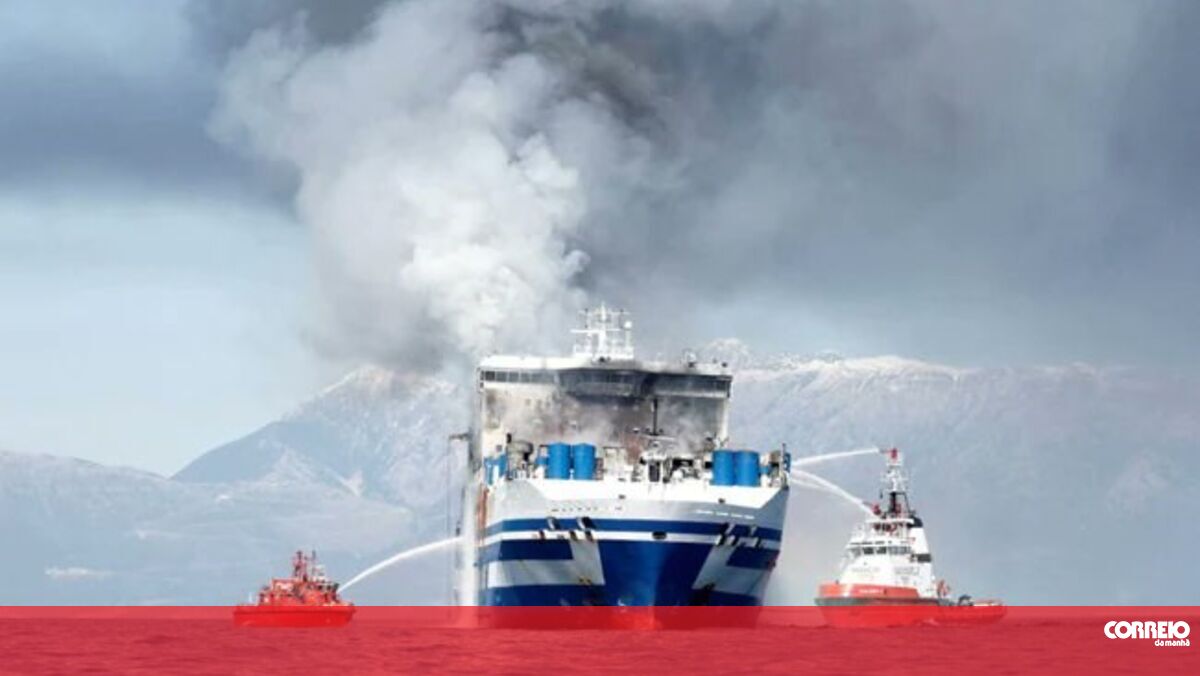 A ship with 300 people on board burns off the coast of Sweden Maritime authorities are mobilizing a large number of resources for rescue operations.