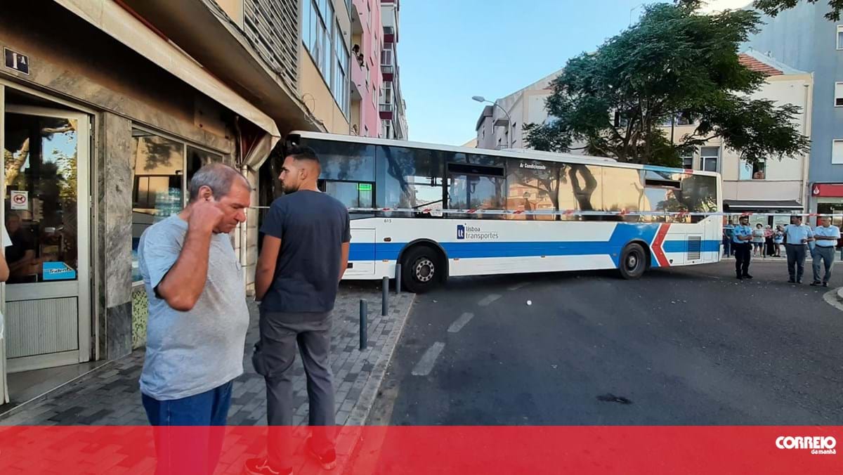 The bus crashed into coffee in Amadora.  There are four wounded