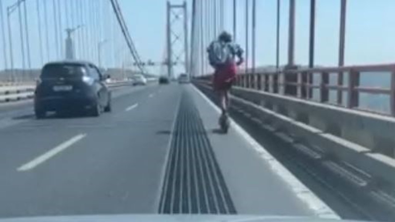 PSP interceta homem que atravessou de trotinete a Ponte 25 de Abril em  Lisboa - Portugal - Correio da Manhã