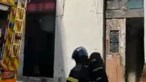 Imagens mostram grande aparato com bombeiros a combater incêndio no Chiado