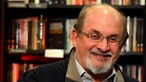 Escritor Salman Rushdie está acordado e com discurso "articulado" após ataque em Nova Iorque