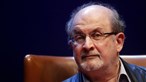 Escritor Salman Rushdie já está 'sem ventilador e a falar' após ataque em Nova Iorque 