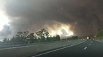 Coluna de fumo do incêndio de Ourém vista na A1 na zona de Coimbra: Veja as imagens
