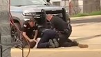 Polícias suspensos e sob investigação após agredirem suspeito de crimes nos EUA. Veja as imagens