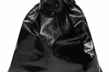 Balenciaga arrasada por vender ‘bolsa saco do lixo’