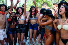 Jovens divertiram-se em festa da espuma