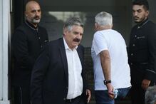 Toni, antigo jogador do Benfica e treinador, durante o velório de Fernando Chalana