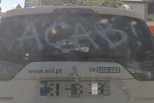 Mensagem contra a polícia escrita num carro do SEF de Viseu