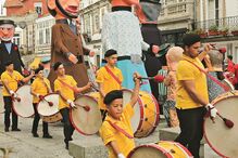 Festas d’Agonia arrancaram com bombos, cabeçudos e concertinas desgarradas. Milhares de pessoas saíram à rua. Esta quarta-feira há desfile da Mordomia, às 16h00