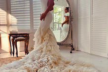 Cantora Jlo com vestido cheio de folhos