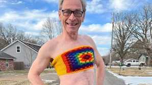 Pai faz furor na Internet como modelo dos tops de croché feitos pela filha
