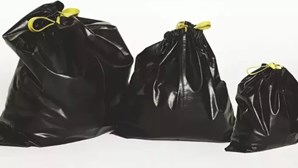 Balenciaga arrasada por vender ‘bolsa saco do lixo’ inspirada nos refugiados por 1800 euros