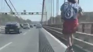 Homem passa Ponte 25 de Abril de trotineta e acaba intercetado pela PSP -  Portugal - Correio da Manhã