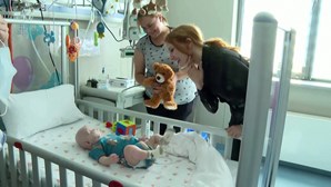 Atriz Jessica Chastain visita hospital pediátrico em Kiev