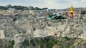 Homem resgatado de helicóptero de local onde foi filmado “007 – Sem Tempo para Morrer” 