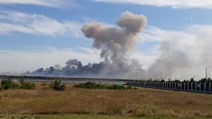 Pelo menos um morto e cinco feridos em explosão de munições na base aérea da Crimeia