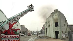 Incêndio em fábrica de tintas em Matosinhos