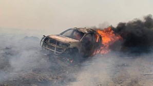 Viatura dos bombeiros arde no combate ao fogo da Serra da Estrela