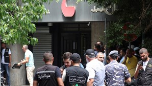 Homem armado invade banco em Beirute e exige as suas poupanças