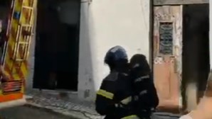 Imagens mostram grande aparato com bombeiros a combater incêndio no Chiado
