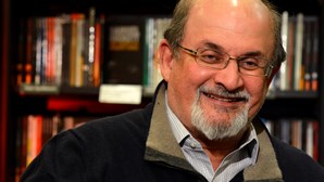 "Recuperação está a ir na direção certa": Agente de Salman Rushdie atualiza estado de saúde do escritor