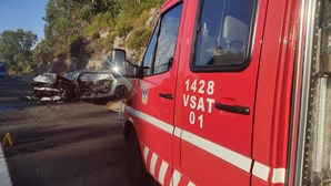 Carro em contramão provoca colisão e faz três feridos graves em Alcanena 