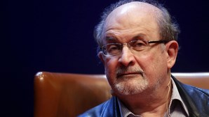 Escritor Salman Rushdie atingido por mais de 10 facadas sofreu ferimentos no fígado e poderá perder um olho