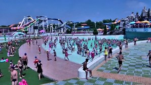Como é que os norte-coreanos aproveitam o verão? Vídeo mostra famílias divertidas em parque aquático