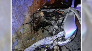 Carro completamente destruído após despiste em Braga