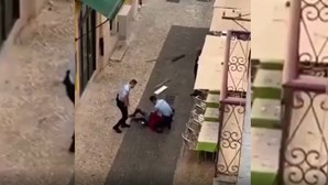 Homem ameaça pessoas e tenta agredir polícias com ferros no Bairro Alto em Lisboa