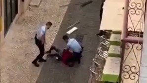 Homem ameaça pessoas e tenta agredir polícias com ferros no Bairro Alto, em Lisboa