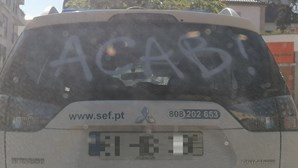 Carro do SEF de Viseu vandalizado com mensagem contra a polícia
