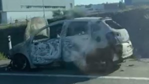 Carro consumido pelas chamas na A1 sentido Porto-Lisboa