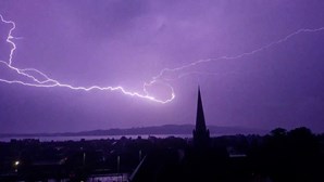 Tempestade impressionante: Relâmpagos iluminam o céu na Escócia