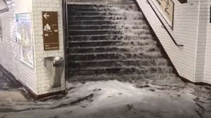 Chuvas torrenciais inundam estação de metro de Balard, em Paris