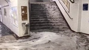 Depois da onda de calor, chuvas torrenciais em Paris inundam estação de metro de Balard