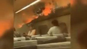 Imagens mostram momentos de pânico vividos por passageiros que abandonaram comboio cercado por incêndio