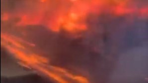 Passageiros mostram comboio a passar pelo meio do inferno das chamas em Ourém